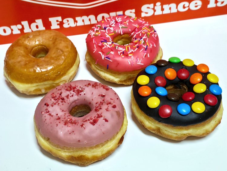 （写真左奥から時計回りに）グレイズドレイズド360円、ピンクレイズドスプリンクルズ440円、チョコレートキャンディ レイズド550円、ストロベリーレイズド480円。