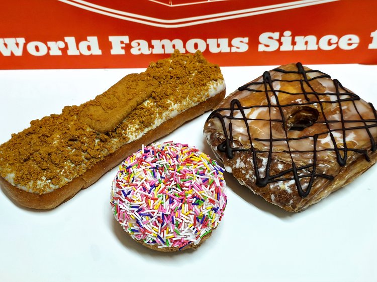 （左から）ホワイトチョコロングジョンカラメルビスケット580円、スプリンクルズバニラ アイスケーキ380円、チョコクロンディ480円。