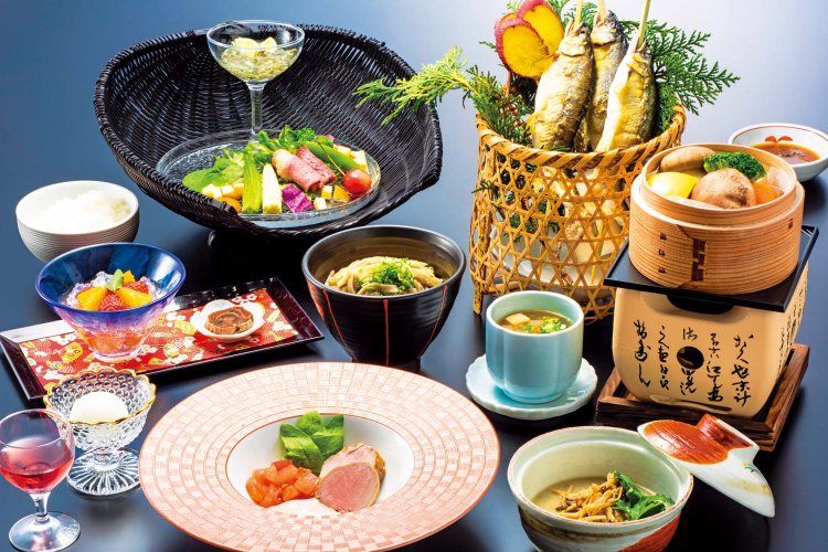 川魚や季節の山菜など、祖谷の大自然が育んだ食材をふんだんに使った素朴な郷土料理は滋味深い味わい。