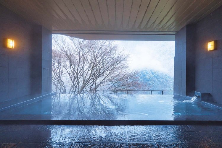 2階の展望風呂では、大きなガラス窓から祖谷渓の絶景を見渡せる。