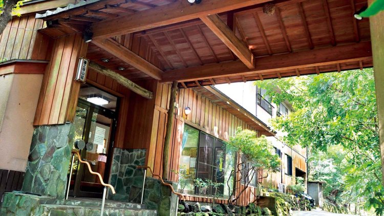 周囲の自然にマッチしたような木造の和風旅館。