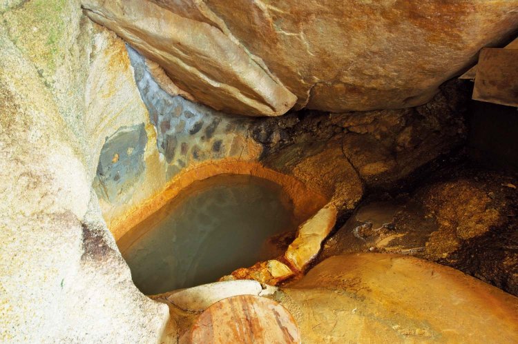 神秘に満ちた岩風呂は宿泊者限定。天井の大岩からもラドンが放出され、全身で取り込める。