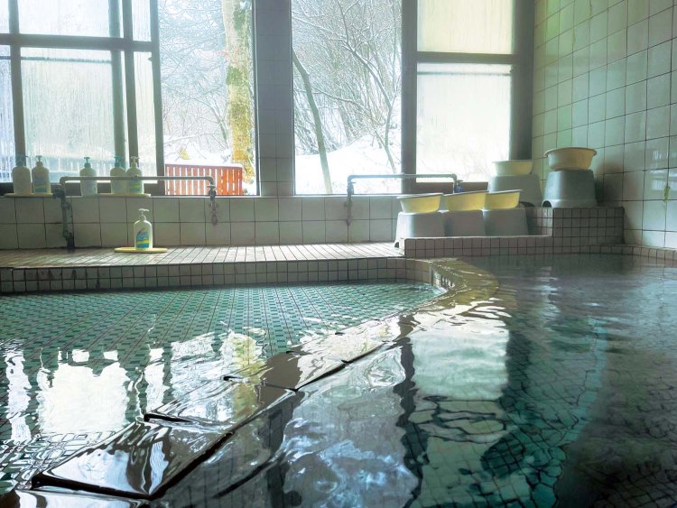 浴槽の外まで惜しげもなくお湯がドバドバとあふれ出す。泡付きがいいのは新鮮な証拠。