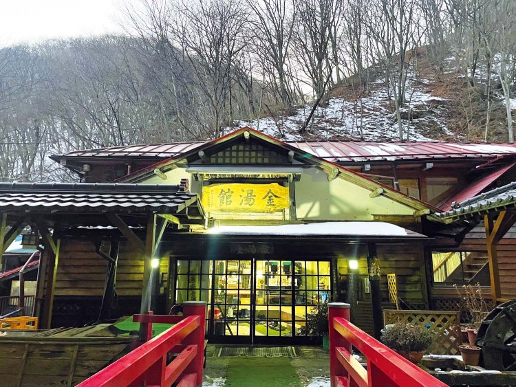 駐車場から山道を1km登った場所にある秘境に湧く。