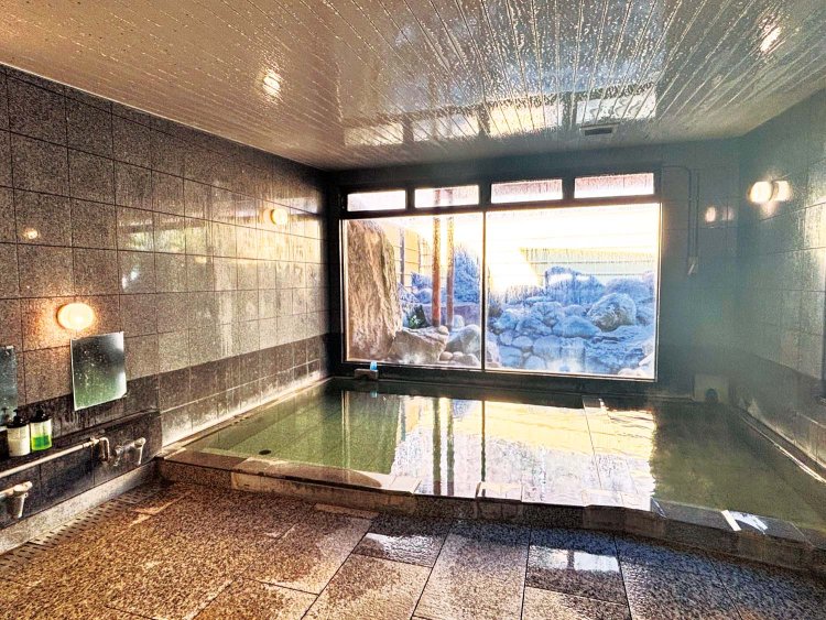 内湯のみだが、窓が大きく開放的。何時間でも浸かっていられるような不思議な感覚が味わえる。