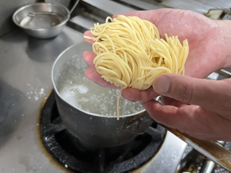 店内に併設する製麺室で作る自家製麺。