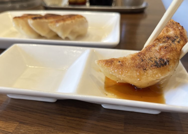 餃子300円は皮まで自家製。大ぶりで満足感がある。