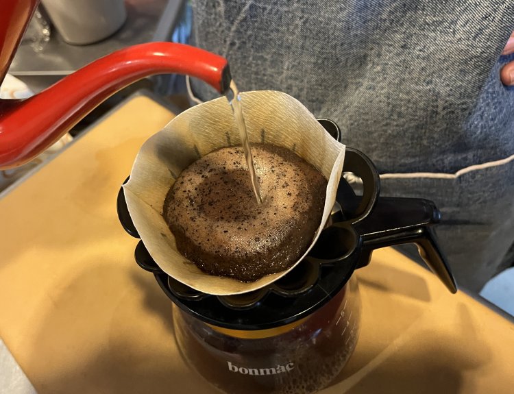 一杯ずつハンドドリップで提供してくれる。豆にお湯を注ぐと店内にコーヒーの芳しい香りが満たされる。