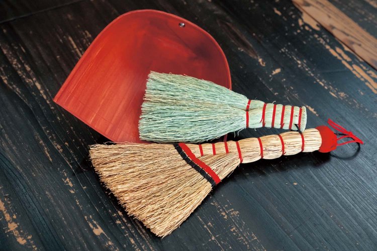 柿渋でコーティングされたちりとりはりみ（小）穴付き1430円。テーブル用小箒（上）、肩払い（下）など各種そろう。