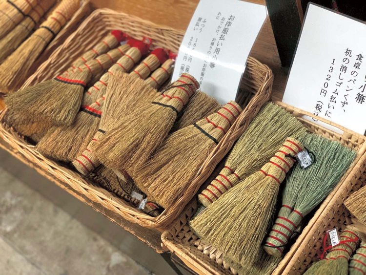安産小箒やサッシの溝掃除用など、他店にはない商品も。