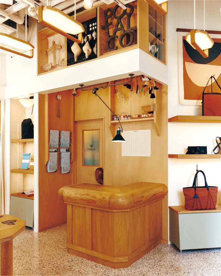 財布にお札を入れたり、ファブリックに水をかけてみたり、実生活のさまざまなシーンをイメージして試用できる。