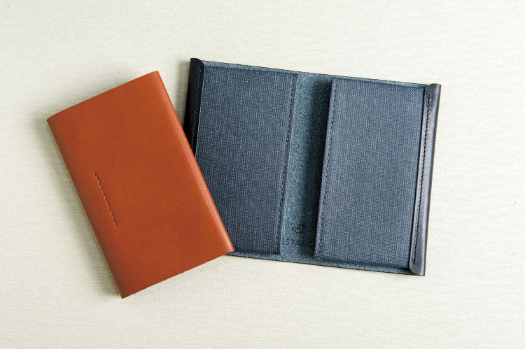 カードホルダー各1万4850円。表面に牛革、内側にはプレスコットンを使用。
