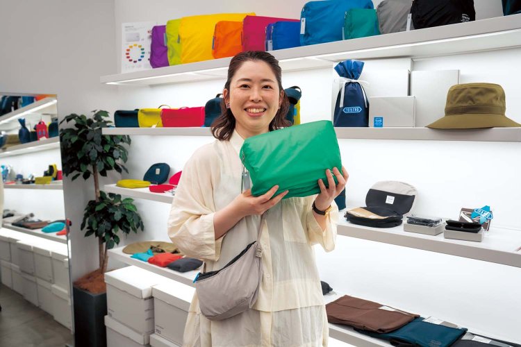 「お客さまの日常と気持ちを軽くする商品がそろっています」と店長の宮尾奈津子さん。