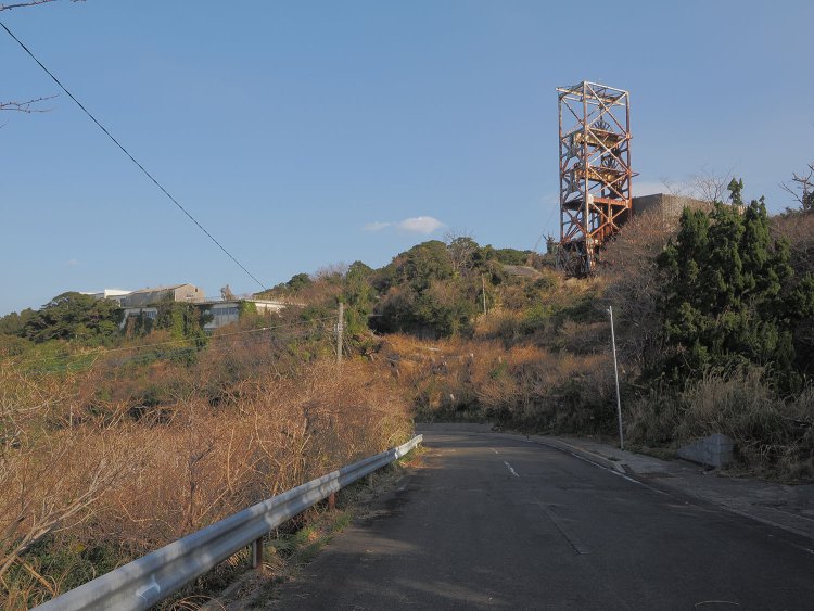 第一立坑のやぐらは山の頂上部にあるのでよく目立つ。すっかりと錆びていた。