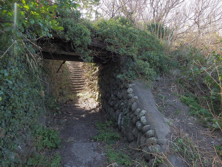 島内唯一の宿『池島中央会館』の裏手に軌道は延びていた。レールは無いが小さな鉄橋は残っている。この後ろ側は墓地だ。軌道は島の最高峰？である四方山付近まで延びていたという。