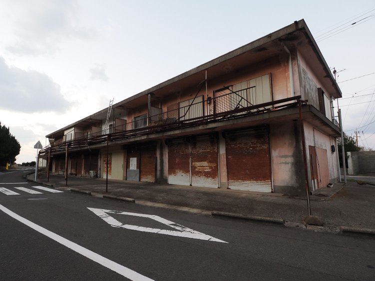 商店街はシャッターが錆びつき無人かと思われたが、一軒だけ萬屋が営業している。