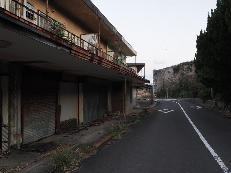 飲み屋が連なった建物はシャッターが口を閉ざしていた。スナックも2軒あったという。島内はとにかくスナックが多かったそうだ。炭鉱マンの憩いの場である。