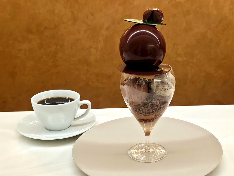 ショコラパフェ ドリンクセット4000円、フリードリンク制（事前web予約限定）4378円。