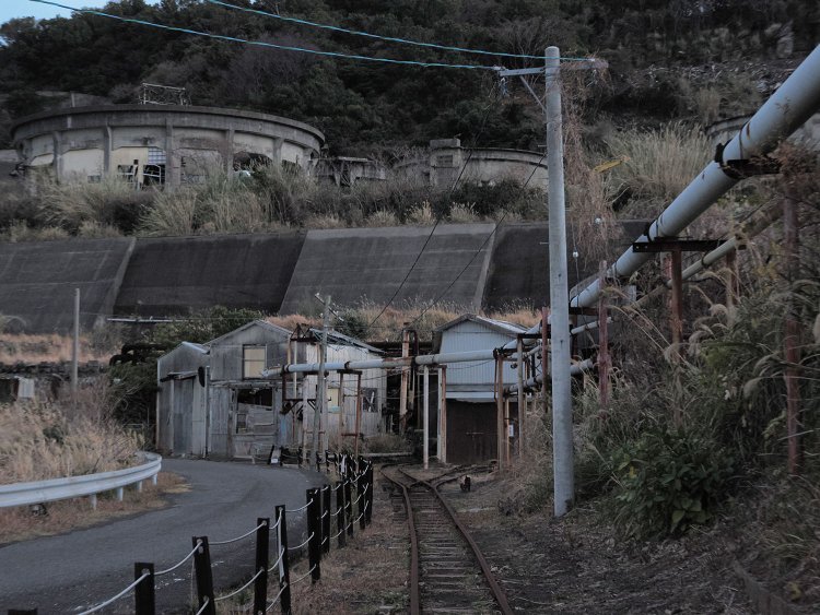 【長崎県池島探訪記】炭鉱施設を観察しながら島内を一周して歓楽街の跡へ