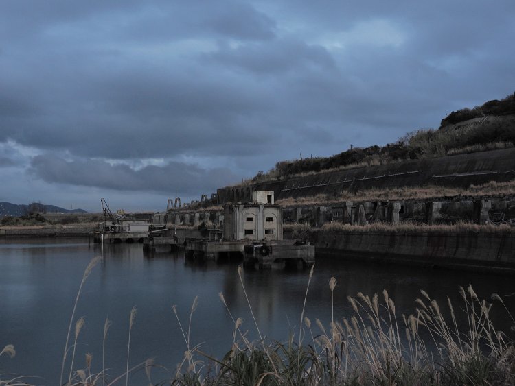 港に残る遺構。コンクリートの建物の上にトリンマーが載っていた。石炭船はこの建物に横付けするように着桟し荷役を行っていた。