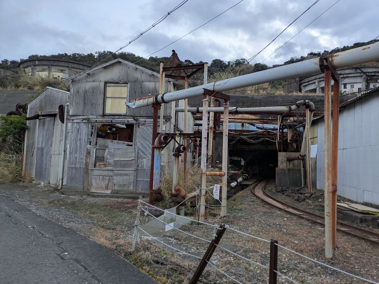 坑内体験ツアーとして軌道が再整備され、参加者は炭鉱トロッコにてトンネルへと潜る。