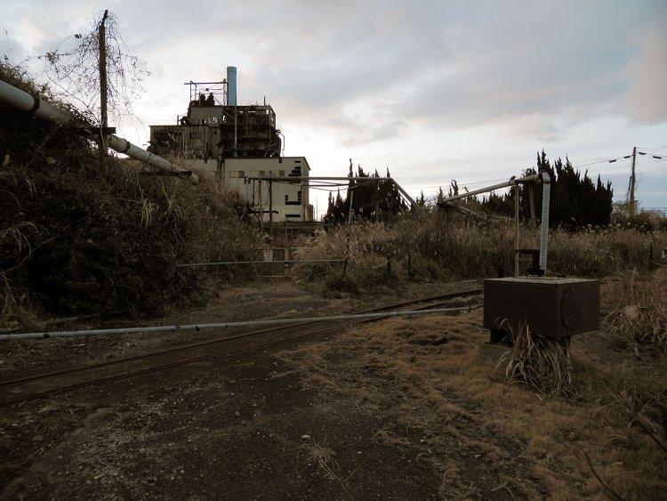 島内唯一の鉄道の踏切。現役時代と軌道の配置は異なるようで、軌道は写真右手で海側へと向かっていた。