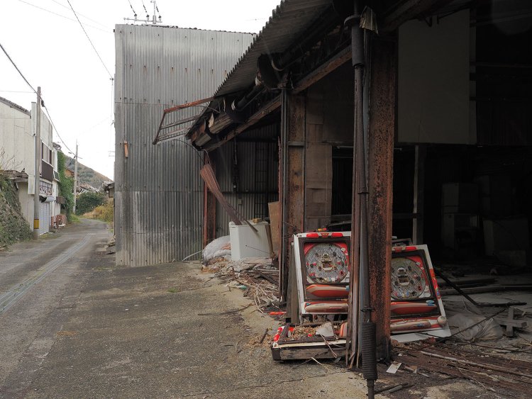 さまざまな商店が軒を連ねていた道は、建物とともに荒廃していた。