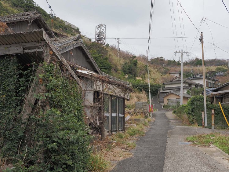 軽自動車がやっと通れそうな狭い道を上っていくと歓楽街があった。僅（わず）かだが居住している方もいらっしゃるという。