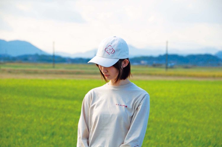 湯けむりをイメージしたオリジナルロゴ入りの帽子やTシャツも販売。