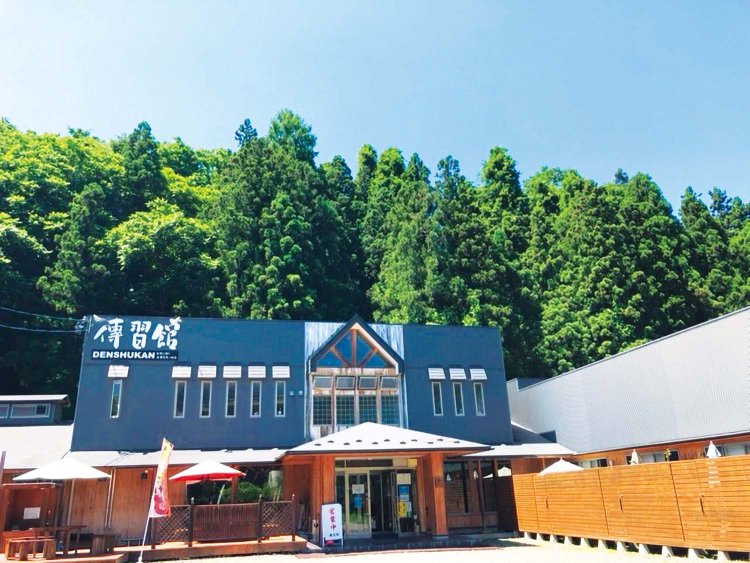 源泉を活用した温泉玉子を作れる小さな小屋も。卵は持参しよう。