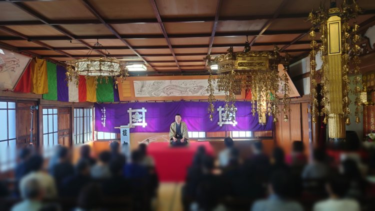 お寺の広間で行われた寄席。このイベントでしか見られないシチュエーションだ。
