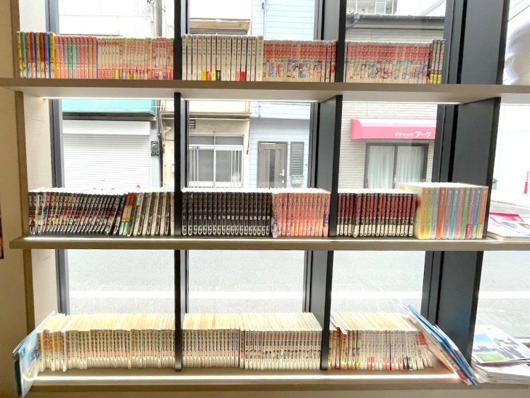 ロビーには漫画をはじめ、のんびりグッズがたくさん。