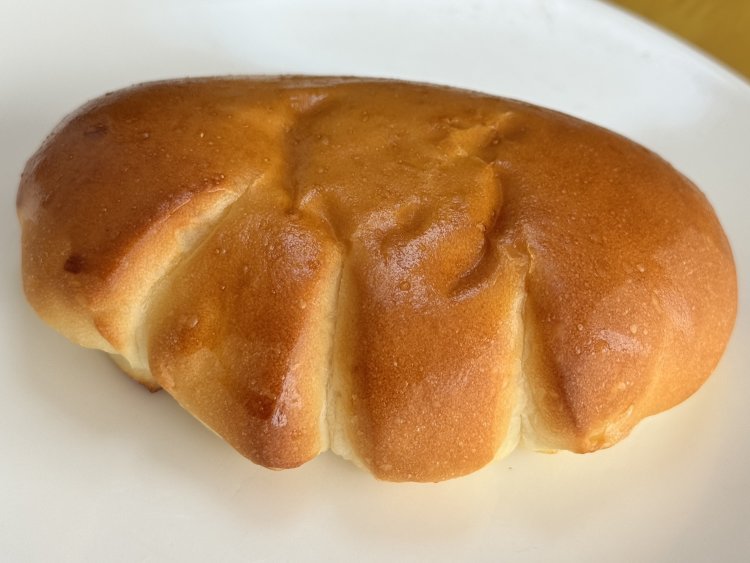 クリームパン200円。見た目はオーソドックスだが……