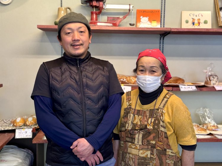 現店主の渡邉歩さんと母の佐智子さん。