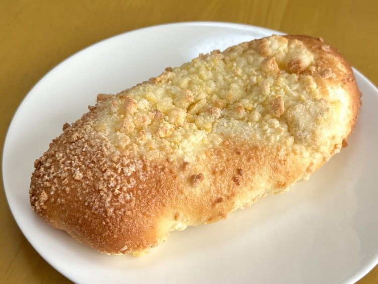 ストロイゼルクーヘン330円。甘いつぶつぶが歯に心地良い。