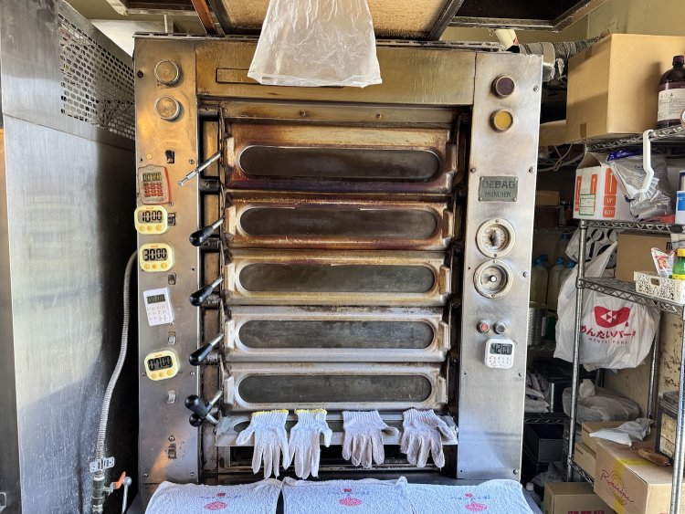 開店時から使われているドイツ製のガスオーブン。電気とは焼き上がりが違う。