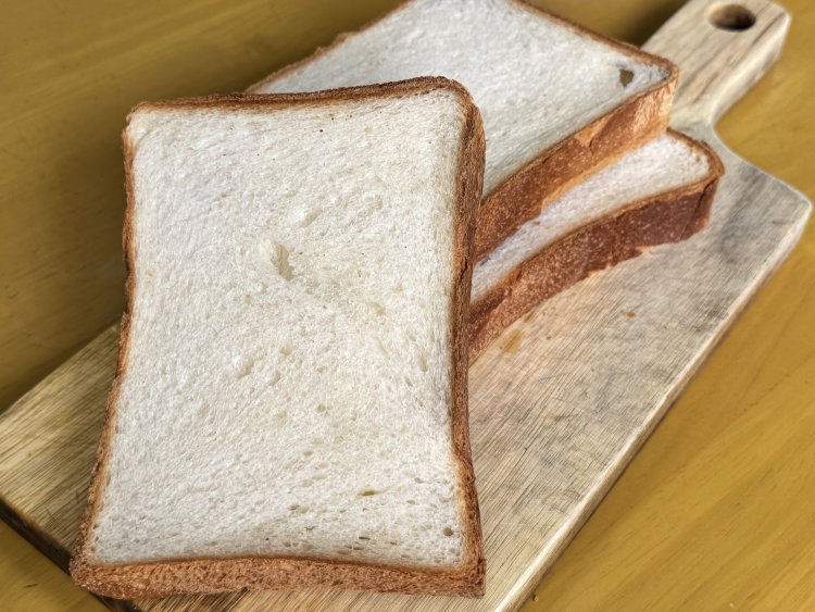 大型食パン400円。ガス窯でしっかり焼かれた耳が特徴的でファンは多い。