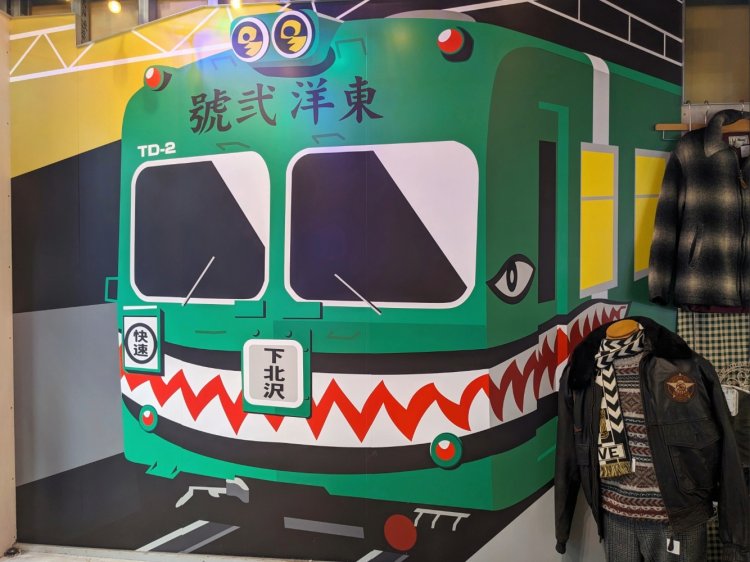 『東洋百貨店 別館』の入り口にある壁画。かつて「東洋百貨店 本館」にあった壁画と同じモチーフが描かれている。