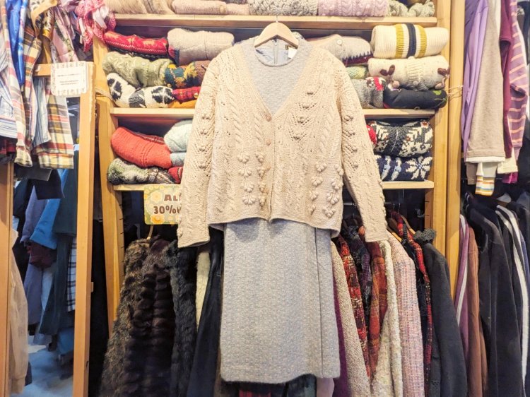 複雑な網目でデザイン性のあるカーディガン1980円。ドット柄ワンピース990円。