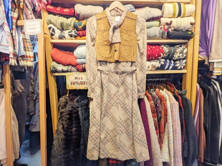 秋冬ベスト1980円。リボンタイとベルトがアクセントになったチェックワンピース990円。