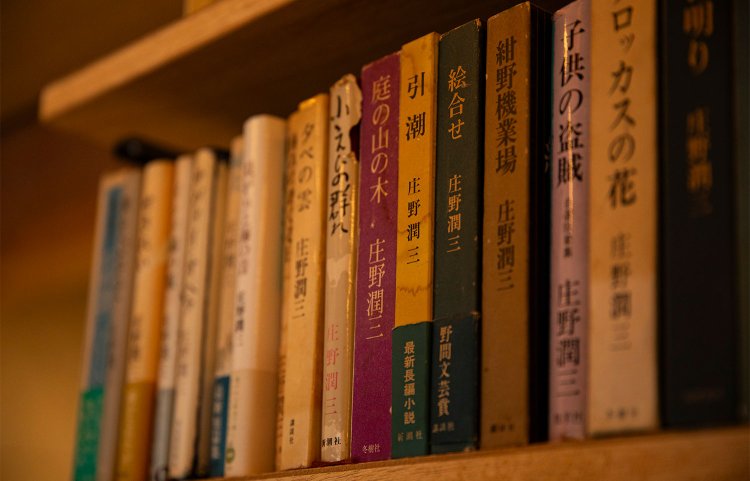 齊藤さんのお気に入りは戦後に活躍した庄野潤三で「家庭小説が随筆のように描かれます」。本棚には江戸期の随筆もあり。