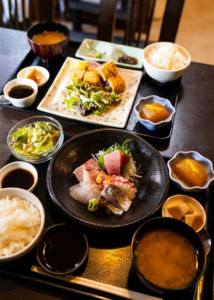 刺身定食1100円、土・日・祝ランチ限定の鮪のレアカツセット1540円。