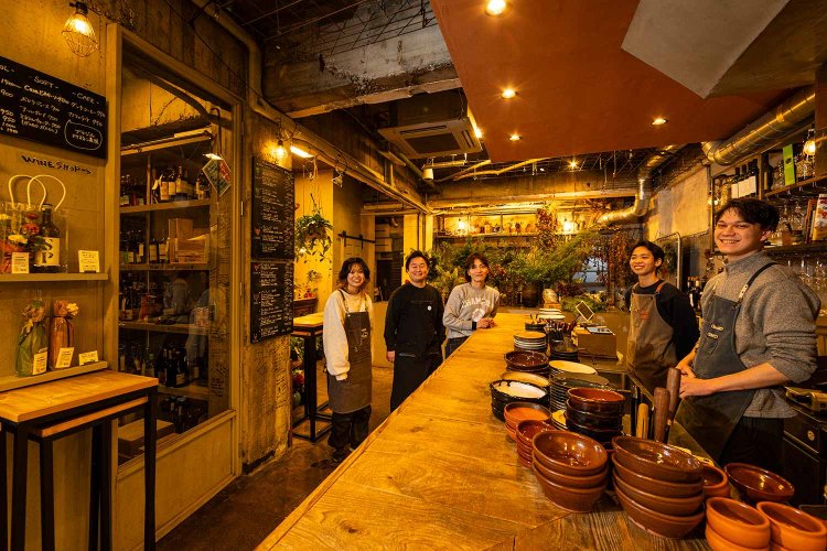 「花とワインのセットも見立てます」。