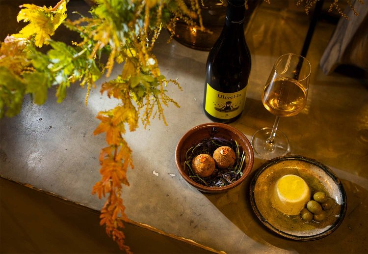 イカ墨のクロケッタ2個850円、オリーブのババロア800円、グラスワイン100cc950円～。ハーフも用意する。