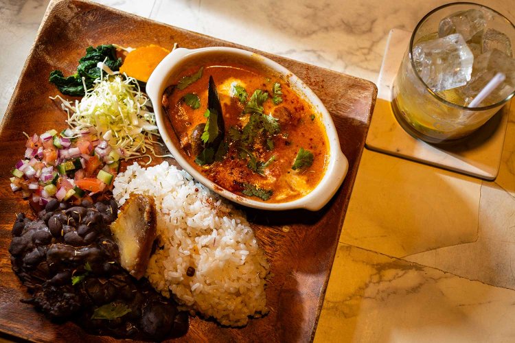 フェイジョアーダ＆ムケッカのプレート1600円、カイピリーニャ800円。