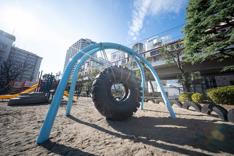 巨大タイヤの遊具がインパクト大の大森北公園。