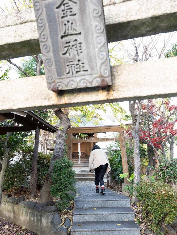 頭を下げないとくぐれない金山神社の低い鳥居。