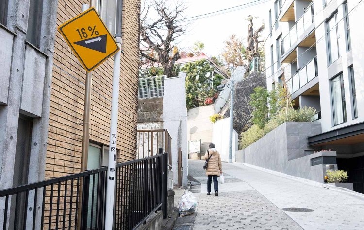 闇（くらやみ）坂から分岐する急坂も、驚異の勾配率16％!