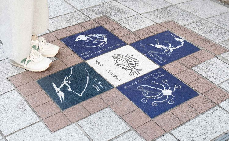 大森貝塚の石碑近くの地面に、学べるタイル群。