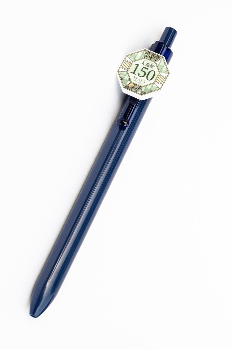 ロゴボールペン990円。